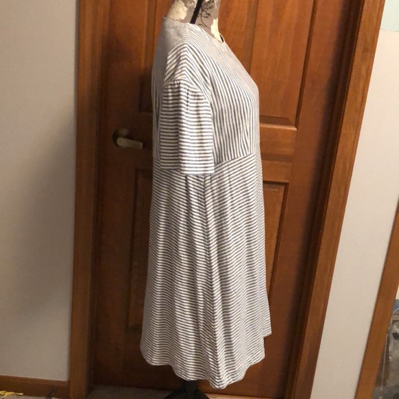 Super flattering, easy, navy stripe linen blend short sleeve dress by Lands End - Picture 5 of 16